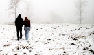 Nach leichten Schneefällen präsentiert sich der Kahle Asten bei Winterberg erstmals in dieser Saison im Winterkleid. Wir haben eine geschlossene Schneedecke von etwa einem Zentimeter, sagte am Montag ein Wetterbeobachter des Deutschen Wetterdienstes auf dem Astenturm bei Winterberg. Seit dem Morgen falle bei Temperaturen knapp unter dem Gefrierpunkt Schnee. Foto: dpa
