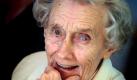 Aus ihren Augen sprüht das Kind, obwohl Astrid Lindgren auf diesem Foto 90 Jahre alt ist. Ihre verrückten Kinderbücher vereinen Generationen in kindlicher Lebensfreude, und jede Mutter und Oma vergisst die Vokabel «alt», wenn sie Pippi, Michel oder Ronja vorliest.  Foto: dapd