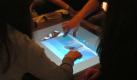 Auf den Multitouch-Bildschirmen können auch Videos bearbeitet und angeschaut werden.  Foto: news.de 
