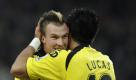 Auch BVB-Stürmer Lucas Barrios (rechts) scheint Kevin Großkreutz zuzuflüstern: Gleich bist du deine Haare los. Der Dortmunder hatte gewettet, dass er sie sich im Falle der Meisteschaft abrasieren würde. Und siehe da ... Foto: dpa