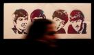 Im Museum Beatlemania in Hamburg passiert eine Besucherin während der Pressebesichtigung der Andy-Warhol-Ausstellung Pop meets Pop ein Kunstwerk, das die ehemalige britische Band The Beatles zeigt. Bis zum 31. Mai haben Besucher die Möglichkeit einen genauen Blick auf die mehr als 80 Exponate zu werfen. Foto: dapd