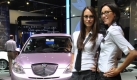 Lancia setzt auf Damen im unschuldigen Schulmädchenlook... Foto: news.de