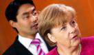 Bundeskanzlerin Angela Merkel (CDU) kommt vor Wirtschaftsminister Philipp Rösler (FDP) in Berlin zur Sitzung des Bundeskabinetts. Die Regierung beschloss bei dem Treffen im Bundeskanzleramt erstmals ein Gesamtkonzept für Afrika. Deutschland verspricht den bislang 53 afrikanischen Staaten eine Partnerschaft auf Augenhöhe. Als wichtigste deutsche Interessen in Afrika werden in dem Konzept Frieden und Sicherheit in unserer Nachbarschaft genannt. Zudem will die Bundesregierung dabei helfen, die Demokratie auf dem Kontinent voranzubringen.
 Foto: dpa