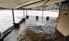 Die Terrasse der Vierradenmühle in Görlitz (Sachsen) ist vom Hochwasser der angrenzenden Neisse überschwemmt. Stadtsprecherin Kerstin Gosewisch gab jetzt vorsichtige Entwarnung: Der Regen hat aufgehört, der Abfluss aus der Witka auf polnischer Seite lässt nach, es ist alles unter Kontrolle, sagte sie der Nachrichtenagentur dapd.  Foto: dapd