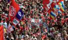 Mainzer Fußballfans wandern in Richtung Bruchwegstadion. Der FSV Mainz 05 empfängt am letzten Spieltag der Bundesligasaison 2010/2011 den FC St. Pauli. Foto: dapd