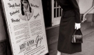 Sensationserfolg mit Gigi, 1951: Audrey Hepburn steht vor dem Eingang des des Fulton Theatre und liest interessiert die euphorischen Rezensionen. Zum ersten Mal ist sie der Star. (Abbildung aus dem besprochenen Band) Foto: Schwarzkopf & Schwarzkopf