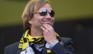 Die Promi-Geburtstage vom 16. Juni 2011: Jürgen Klopp
Vorspann:	
Text:	
Berlin (dpa) - Großer Bahnhof für Dortmund-Trainer Jürgen Klopp in seiner Heimatstadt Glatten (Kreis Freudenstadt). Rund 1000 Schwarzwälder feierten am 10. Juni auf dem Sportplatz des SV Glatten mit «Ihrem Kloppi» den Gewinn der Deutschen Fußballmeisterschaft. 

Der in Stuttgart geborene Klopp, der heute seinen 44. Geburtstag feiert, spielte in seiner Jugend vom 7. bis zum 16.Lebensjahr beim SV Glatten in der Vereinsfarben Schwarz-Gelb, bevor er seine Profikarriere startete. Klopp kommt immer noch in regelmäßigen Abständen nach Glatten, um seine Mutter Lisbeth und seine zwei Schwestern zu besuchen.

Ein paar Fans mehr waren es vor einem Monat bei der großen Meisterschaftsfeier in Dortmund. Mehr als eine halbe Million begeisterte BVB-Anhänger feierte mit dem Verein die siebte deutsche Meisterschaft.

Mit dem überraschenden Triumph seiner jungen Mannschaft ging für Klopp, der nicht nur in Dortmund Kultstatus genießt, ein Kindheitstraum in Erfüllung. Nach Achtungserfolgen beim vergleichsweise kleinen FSV Mainz 05 trat er beim BVB den Nachweis an, auch bei größeren Clubs Großes leisten zu können. Spätestens mit der Meisterschaft avancierte er zum wohl gefragtesten deutschen Fußballlehrer. «Klopp war mein bisher bester Transfer als Manager», schwärmte Michael Zorc bereits vor Monaten.

Das Versprechen beim Amtsantritt im Sommer 2008, in Dortmund für «Vollgas-Veranstaltungen» zu sorgen, hat Klopp gehalten. Trotz schwieriger finanzieller Bedingungen leitete er in Zusammenarbeit mit Geschäftsführer Hans-Joachim Watzke und Sportdirektor Zorc einen beispiellosen und kostengünstigen Umbruch ein. Selbst als die von Klopp erzeugte Aufbruchstimmung Anfang 2009 zu verpuffen schien und der BVB in der Bundesliga siebenmal sieglos blieb, kamen in Dortmund keine Zweifel an Klopp auf.

Klopp überzeugt sowohl als medienkompatibler Entertainer als auch als geschätzter Fachmann. Die Leidenschaft des einstigen Zweitliga-Profis Klopp übertrug sich auf die Mannschaft: Mit laufintensivem Spiel, großer taktischer Disziplin und unbekümmertem Jugendstil dominierte sie die Liga.

Unter der Regie des Diplom-Sportlehrers schafften mit Mats Hummels, Kevin Großkreutz, Marcel Schmelzer, Mario Götze und Sven Bender fünf Jungprofis den Sprung in die Nationalmannschafts-Kader. Willkommener Begleiteffekt: Der Wert des Teams wuchs beträchtlich.

Vielerorts wird der BVB um den Fußball-Lehrer beneidet. Seine zugleich kollegiale und autoritäre Arbeit mit den Profis gilt als ebenso stilbildend wie seine auf Forechecking und Opferbereitschaft basierende Fußballphilosophie.

Vorbei sind Zeiten, in denen sein lässiges Outfit mit Jeans und Dreitagebart als Ausschlusskriterium für arrivierte Jobs galt. Selbst der anfangs skeptische Franz Beckenbauer kann sich Klopp mittlerweile als Trainer des Branchenführers FC Bayern vorstellen. Immer häufiger wird der von BVB-Sportdirektor Zorc als «Menschenfänger» charakterisierte Klopp gar als künftiger Nationalcoach für die Zeit nach Joachim Löw gehandelt.

Selbst die regelmäßigen Wutanfälle von Klopp am Spielfeldrand tun der großen Popularität keinen Abbruch. Sein mitunter rüder Umgang mit Schiedsrichtern kostete ihn bereits 37 000 Euro. Er spricht für ihn, dass er solche Auftritte schon wenige Minuten später selbst als «peinlich» deklariert.

Ähnlich wie in Mainz, wo er insgesamt 18 Jahre als Spieler und Trainer verbrachte, stieg «Kloppo» in Dortmund zum Liebling der Fans auf. Das gute Verhältnis zu seinen Profis und die kollegiale Zusammenarbeit mit der Vereinsführung bestärkten ihn, den Vertrag beim BVB Ende November bis 2014 zu verlängern. Derzeit spricht viel dafür, dass der Coach den verlockenden Angeboten der Konkurrenz bis dahin widersteht: «Ich bin mir sicher, dass wir nicht vor Ende der Vertragslaufzeit auseinandergehen» sagte Klopp. Foto: dpa