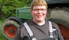 Im schönen Saarland direkt an der französischen Grenze lebt Peter auf seinem Hof. Ganz allein bewirtschaftet der Ackerbauer 150 ha Land und arbeitet als Lohnunternehmer für die Bauern der Umgebung, mäht vor allem die Felder. Sein ganzer Stolz sind seine Landmaschinen, an denen der 30Jährige bei jeder Gelegenheit herum schraubt.
Seit dem Tod seiner Eltern fühlt sich der schüchterne Ackerbauer sehr einsam. „Ich bin seit zwei Jahren ganz allein auf dem Hof und im Haus ist es wirklich absolut still. Keiner wartet auf mich, wenn ich heim komme. Das ist das Schlimmste daran.“ Foto: RTL