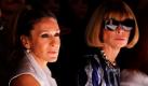 Sarah Jessica Parker (Sex and the City) und Anna Wintour schauen sich auf der Fashion Week in New York die neue Kollektion von Designer Narciso Rodriguez an. Zumindest Frau Parker schaut interessiert, was unter der Sonnenbrille von Frau Wintour vor sich geht, ist dagegen ungewiss. Foto: ap