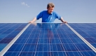 Auf dem Dach der Conergy SolarModule GmbH  Co. KG in Frankfurt (Oder) überprüft am Mittwoch (22.04.2009) der Techniker Steffen Kurz die neu installierte Photovoltaik-Anlage. Auf dem eigenen Fabrikdach von Conergy wurde die mit 1.800 Solar-Modulen errichtete Photovoltaik-Anlage in Betrieb genommen. Die Anlage leistet 378 Kilowatt und spart damit nach Firmenangaben in der 20-jährigen Laufzeit über 5.600 Tonnen des schädlichen Treibhausgases Kohlendioxid ein. Im Conergy Werk in Frankfurt (Oder) sind 450 Mitarbeiter beschäftigt.


 Foto: dpa