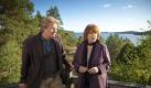 Gunnar Andersson (Rolf Lassgård) zeigt Bella Block (Hannelore Hoger) Ferienhäuser in Schweden, weil Bella vermeintlich eines mieten möchte. Foto: Bengt Wanselius/ZDF