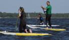 Der Berliner Surflehrer John-Patrick Villwock (rechts) und Kursteilnehmer paddeln am im Seebad Friedrichshagen bei einem Kurs des Stand Up Paddel Centers auf dem Müggelsee. Beim Stand Up Paddling (SUP) paddelt man auf einem Surfboard im Stehen. Das ist Nordic Walking auf dem Wasser, schwärmt der Friedrichshagener Villwock.
 Foto: dapd