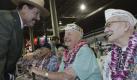 Zeremonie zum 68. Jahrestag des Angriffs auf Pearl Harbor: Nationalpark-Mitarbeiter und Historiker Daniel Martinez begrüßt die Pearl-Harbor-Überlebenden Louis Conter (Mitte) und Arthur G. Herriford. Foto: ap
