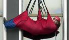 Ein Greenpeace-Aktivist hängt am Mittwoch (25.09.2002) in einem Sack, der ihn vor Regen schützen soll, an der Fassade der Westdeutschen Landesbank (WestLB) in Düsseldorf. Mehrere Greenpeace-Aktivisten hängen seit acht Tagen und Nächten aus Protest gegen einen WestLB-Kredit für den umstrittenen Bau einer Öl-Pipeline in Ecuador in Schichten an dem Bankgebäude. Die Umweltschutz-Organisation Greenpeace hat die nordrhein-westfälische Landesregierung verklagt. Das Land, mit 43,2 Prozent an der WestLB-Mutter beteiligt, habe seit April nicht auf eine Aufsichtsbeschwerde reagiert, teilte Greenpeace am Mittwoch mit. dpa/lnw 
 Foto: dpa