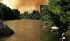 Ein Angler zieht im Fluss Kern nahe Kernville im US-Bundesstaat Kalifornien seinen Fang ein. Feuerwehrmänner kämpfen hier seit Montag gegen einen sich immer weiter ausbreitenden Waldbrand an. Mehr als acht Quadratkilometer Wald sind bereits betroffen. Foto: ap