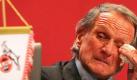 Wolfgang Overath wischt sich bei seinem Rücktritt eine Träne aus dem Auge. Foto: Rainer Dahmen Foto: dpa