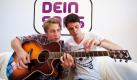 Kandidaten des Songwriter-Wettbewerbs des Kinderkanals Ki.Ka Dein Song 2012, Julian (links) aus Leverkusen und sein Begleiter Andrew, spielen in Wiesbaden vor Beginn des Wettbewerbs auf einer Gitarre. Bis Dienstag will die Jury die besten zehn Talente auswählen, die dann im September 2011 in ein Komponistencamp auf Ibiza dürfen. Foto: dapd