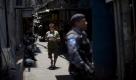 Unterstützt von Militärfahrzeugen und Hubschraubern hat eine Eliteeinheit der brasilianischen Polizei am Sonntag eine Großrazzia im größten Elendsviertel von Rio de Janeiro begonnen. Der Slum Rocinha gilt als einer der größten und lukrativsten Drogenumschlagplätze der Stadt. Es wird spekuliert, dass die herrschende Drogenbande mehr als 50 Millionen Dollar pro Jahr einnimmt. In Rocinha leben rund 100.000 Menschen.  Foto: dapd
