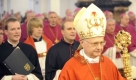 Der Vorsitzende der Deutschen Bischofskonferenz, Erzbischof Robert Zollitsch, im Dom in Fulda beim Einzug der Bischöfe anlässlich des Eröffnungsgottesdienstes der Herbstvollversammlung der Deutschen Bischofskonferenz. Die 66 Mitglieder der Bischofskonferenz treffen sich bis Donnerstag in Fulda. Themenschwerpunkt ist unter anderem die Auseinandersetzung der Kirche mit dem Erbe des Totalitarismus in den ehemaligen kommunistischen Ländern. Foto: ddp
