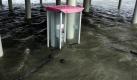 Eine Telefonzelle steht am Mittwoch (01.11.06) in Dornumersiel im Hochwasser der Sturmflut. Ein Orkan mit Geschwindigkeiten von bis zu 122
Stundenkilometern ist in der Nacht und am Mittwochmorgen ueber die deutsche Nordseekueste hinweggefegt.
 Foto: dapd