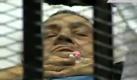 Das Gericht hat am Montag im Strafprozess gegen den früheren ägyptischen Präsidenten Husni Mubarak beschlossen, die Live-Übertragungen im Fernsehen zu stoppen. Mubarak war zuvor auf einer Krankenliege zum zweiten Prozesstag in den Gerichtssaal in Kairo gebracht worden. Foto: dapd