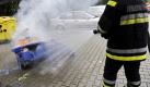 Die Feuerwehr muss nicht nur die Reste von rechten Aufmärschen beseitigen, sondern manchmal auch in den eigenen Reihen ran. Foto: ddp