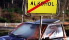 Als originelle Warnung gedacht: Ein bunt besprühtes Autowrack auf Stelzen an der Autobahnauffahrt Kaiserslautern-Ost soll am Freitag (07.01.2000) auf die Gefahren des Straßenverkehrs hinweisen. Die 'Wrack-Sulptur', die im Rahmen einer bundesweiten Aktion gegen Alkohol am Steuer entstand, soll die meist sehr jugendlichen, nächtlichen Besucher einer benachbarten Großdiskothek daran erinnern, ihr Auto nicht unter Alkohleinfluß nach Hause zu steuern. dpa/lrs  Foto: dpa
