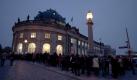 Museumsbesucher warten am Montagabend vor dem Bode-Museum in Berlin in einer Schlange auf den Einlass in die Ausstellung Gesichter der Renaissance. Dort war das Gemälde «Dame mit dem Hermelin» von Leonardo da Vinci (1452-1519) zum letzten Mal im Rahmen der Ausstellung zu sehen. Es verlässt am Dienstag die Schau, die noch bis zum 20. November 2011 zu sehen ist. Foto: dapd
