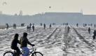 Die ehemalige Start- und Landebahn des Flughafens Berlin Tempelhof: Trotz Sonne klettert das Thermometer in den kommenden Tagen nicht über null Grad Celsius. Foto: Marc Tirl Foto: dpa