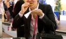 Frisch zubereitet und mit warmer Karamellsauce bestrichen schmeckt es auch den Besuchern der Swarenmesse. Foto: news.de