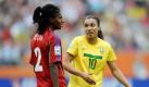 Äquatorialguineas Bruna (l) ist Starspielerin Marta während des Spiels nicht von der Seite gewichen. Foto: dpa