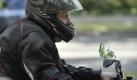Ein Motorradfahrer traegt am Montag (28.06.10) in Duesseldorf einen Helm, auf dem ein Toupet im Irokesenschnitt in den Farben der deutschen Flagge befestigt ist. Die deutsche Fussball-Nationalmannschaft gewann am Sonntag (27.06.10) im Achtelfinale der Fussball-Weltmeisterschaft in Suedafrika 4:1 gegen die Auswahl aus England. Foto: Hening Kaiser/ddp Foto: ddp