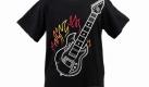 Wie eine echte Gitarre auch, hat das Gitarren-Shirt einen Hals samt Griffbrett. Aus Platzgründen besteht dieser aber aus einer flachen Plastikschicht mit allen wichtigen Hauptakkorden. Gespielt wird nach bekanntem Prinzip: Eine Hand greift beziehungsweise drückt einen Akkord und die andere schrabbelt rhythmisch über den Tonabnehmern. Foto: ThinkGeek