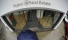 Auch die deutsche Bank Hypo Real Estate geriet in Schieflage. Am Montag, 5. Oktober, sollen die letzten Aktionäre mit 1,30 Euro pro Aktie abgefunden werden. Der Bund übernimmt die Pleitebank komplett, zahlreiche Anleger stehen mit großen Verlusten da. Foto: ddp