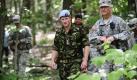 Großbritaniens Prinz Harry kommt aus dem Wald, wo er eine Kampfübung der amerikanischen Truppen beobachtet hat. Der Prinz ist zu Besuch bei der US-Militär-Akademie in West Point, New York. Foto: ap