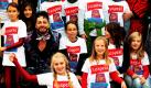 Zusammen mit Kindern nimmt der Botschafter des Deutschen Kinderhilfswerkes, Harald Glööckler, vor dem Brandenburger Tor in Berlin an der Aktion Respekt für Kinder! von Unicef und Deutschem Kinderhilfswerk zum Weltkindertag 2010 teil. Unter diesem Motto finden am 20. September 2010 bundesweit viele hundert Aktionen statt, um auf die Interessen von Kindern aufmerksam zu machen.  Foto: dpa
