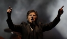 Auch mit 58 Jahren ist dieser Mann noch auf der Bühne zu Hause. Der argentinische Rocker und Songwriter Charly Garcia in Buenos Aires. Vor tausenden von Menschen sang er nicht nur - er feierte auch seinen Geburtstag. Foto: ap
