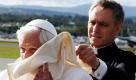 Papst Benedict XVI hatte bei der Ankunft im schottischen Edinburgh zum Staatsbesuch in Großbritannien mit dem Wind zu kämpfen. Die Visite des Anführers der katholischen Kirche wird auf der Insel kontrovers diskutiert. Foto: ap