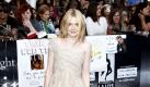 Dakota Fanning ist einer der begehrtesten Jungstars Made in Hollywood. Die 16-Jährige kann bereits eine respektable berufliche Vita vorweisen. Beispielsweise glänzte sie an der Seite von Tom Cruise im Blockbuster Krieg der Welten (2005). Zum Teenie-Star wurde sie durch die Rolle der Jane in den Twilight-Filmen New Moon und Eclipse. Gleich achtmal gewann Dakota Fanning seit 2002 in verschiedenen Kategorien den renommierten Young Artist Award. Auch ihrer Schwester ist das Talent offensichtlich in die Wiege gelegt ... Foto: dpa