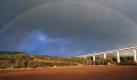 Immer wieder schön anzusehen: Ein Regenbogen spannt während eines Regenschauers über Feldern und einer Eisenbahnbrücke im hessischen Morschen. Foto: Uwe Zucchi Foto: dpa