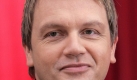 S wie Stars 
Fr den Stars-und-Sternchen-Effekt sorgt bei der diesjhrigen Buchmesse die Stars  Charity-Auktion. Schauspieler, Sprecher und Autoren versteigern ihre Lieblings-Gegenstnde. Das beliebteste Exponat ist momentan Hape Kerkelings Wanderstock, dicht gefolgt vom unkorrigierten Vorabexemplar von Tintentod. Foto: dpa