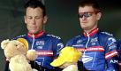 Lance Armstrong (l.) und Floyd Landis bei der Tour de France 2004. Foto: dpa