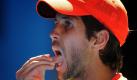 Wenn´s hilft... der spanische Tennisprofi  Fernando Verdasco zieht sich bei den Australian Open nach einem verlorenen Ball seine Zunge lang. Foto: Joe Castro Foto: dpa