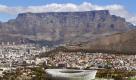 Blickfang vor dem Tafelberg: Das Greenpoint-Stadion in Kapstadt gehört zu den Austragungsorten der Fußball-WM 2010 in Südafrika. (Bild: Cape Town Tourism/dpa/tmn) Foto: dpa