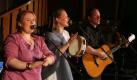 Drei von neun Kellys: Maite, Patricia und Joey Kelly (von links). Die Familie ging auch 2008 auf  Deutschlandtour, die Konzerte fanden allesamt in Kirchen statt. Foto: dpa