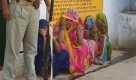 A policeman stands guard as women wait for their turn to cast votes at a polling booth at Rajgadha, village in Mirzapur district, about 151 kilometers (94 miles) from Allahabad, in the northern Indian state of Uttar Pradesh, Thursday, April 16, 2009. Hundreds of thousands of Indians went to polling stations Thursday to start the world's biggest democratic elections, a month-long process expected to yield no clear winner to lead India as it grapples with global economic malaise. (AP Photo/Rajesh Kumar Singh) Foto: ap