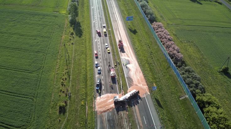 Schokoladige Tragödie auf der Autobahn: Ein umgekippter Lkw verlor rund zwölf Tonnen Schokoladenmasse auf der Fahrbahn.