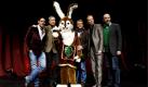 Während eines Pressetermins zur Premiere des Musicals Kein Pardon posieren die Macher Alex Balga (Regie, v.l.), Thomas Hermanns (Buch und Liedtexte), Hape Kerkeling (Originalbuch), Achim Hagemann (Musik) und Thomas Zaufke (Musik) mit der Figur Lustiger Glückshase auf der Bühne des Capitol Theaters in Düsseldorf. Am 6. November feiert das Stück Premiere. Foto: dapd