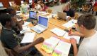 Studenten sitzen in der Bibliothek an Hausarbeiten. Diese sind gar nicht  so schwer, wenn ein paar Regeln beachtet werden. Foto: dpa