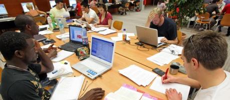 Studenten in der Bibliothek (Foto)